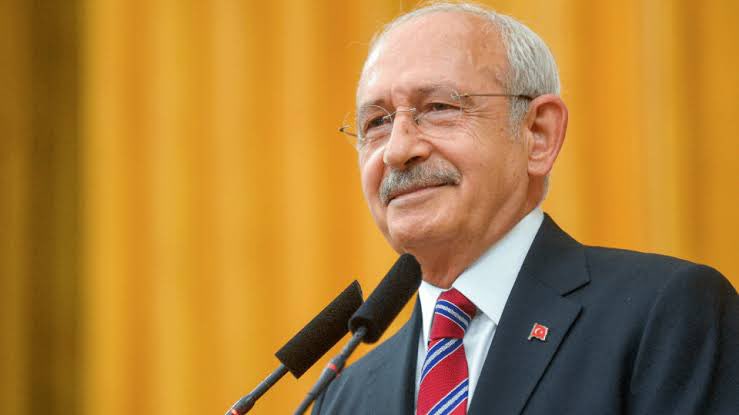 🗣 Kemal Kılıçdaroğlu:

'CHP hiç kimseye altın tabak içinde Genel Başkanlığı sunmaz. Kimi değişimler kurumları eskisinden daha geriye düşürebilir.

Yeşil Sol Parti demokrasiye inanmış, saygı duyduğumuz bir parti.'