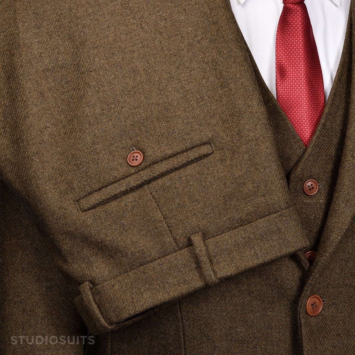 StudioSuits's tweet image. Customer Order Spotlight!
Suit commissioned by our Client from Minnesota.

Conquer the corporate world with our Royal Brown Heavy Tweed Suit and rock your style like a pro.

Shop for this look here: bit.ly/3plLVCW

#studiosuits #studiosuitstailoring #tweedjacket #art