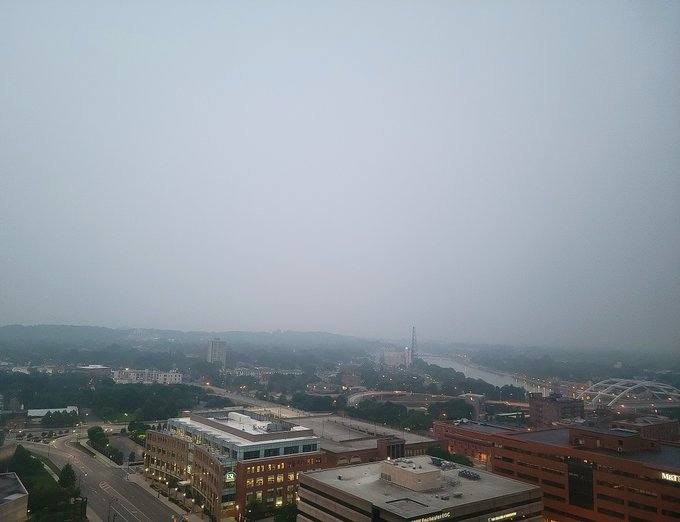 BarryVee's tweet photo. #Rochester, NY Smokey, Hazy, &amp; has Poor Visibility. Those with breathing issues (asthma, etc.) should stay indoors with the windows closed. Please be careful. May #God watch over you. https://t.co/rHlgOq8lz3