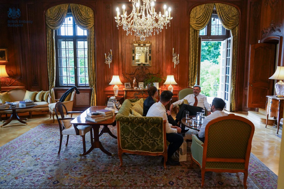 ukinhungary's tweet image. 🏅Ambassador @PaulFox_FCDO hosted the winners of this year’s IBS #WorldTourTriviaCompetition at the Residence. The competition was organised together w International Business School Budapest &amp;amp; @Emirates - winners demonstrated impressive #EnglishLanguageSkills &amp;amp; #GlobalKnowledge.