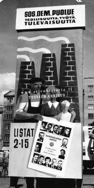 FinnaBot's tweet photo. Kuvassa Sosialidemokraattien vaaliliiton mainostorni. 1958. Työväen Arkisto https://t.co/VZTocoiK58 #politiikka https://t.co/N86K9CDpWJ