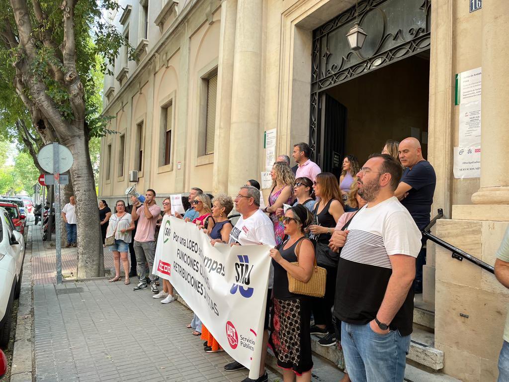 CCOOJusticiaJa's tweet photo. #HuelgaEnJusticia 
29 de marzo, concentración en la Audiencia Provincial. Recogiendo fuerzas para la manifestación de esta tarde a las 19,30.
@ccoojusticia @FSCdeCCOO @ccoojaen https://t.co/leK6oAZznG