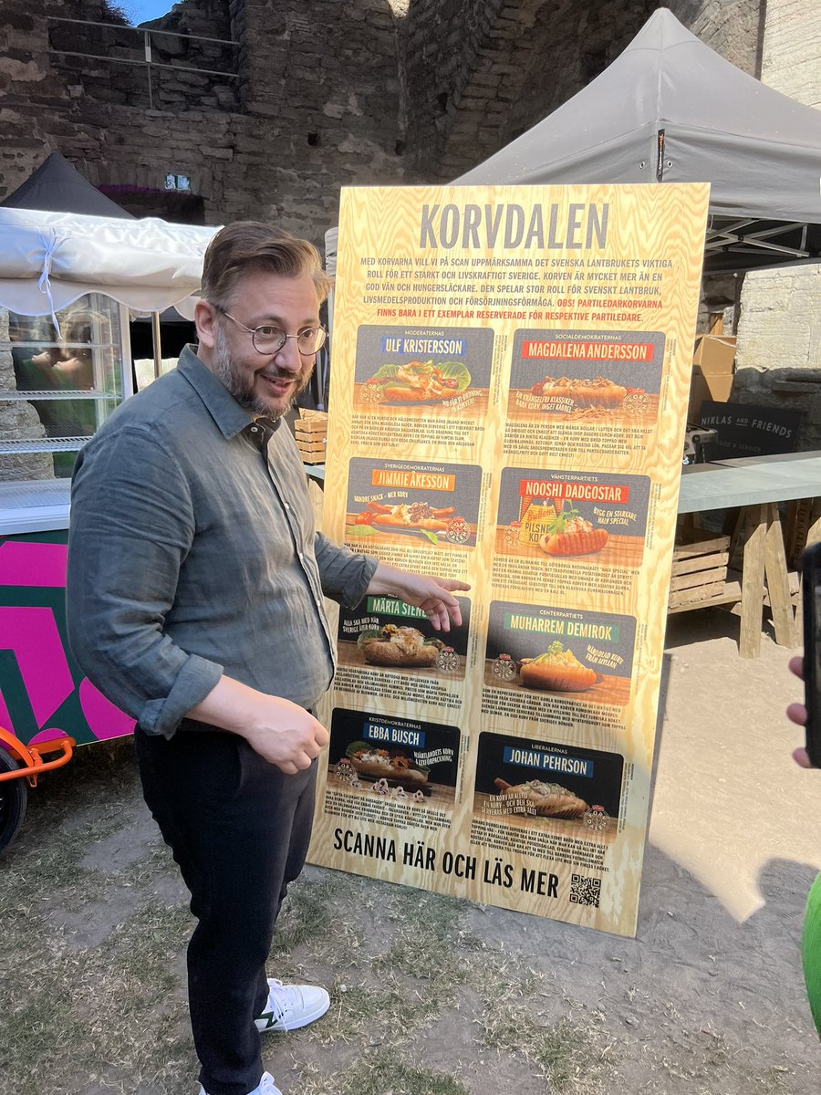 Skräddarsydda partiledarkorvar! Roligt initiativ av <a href="/HKScanSweden/">HKScanSweden</a> . Bland annat har <a href="/MuharremDemirok/">Muharrem Demirok</a> testat och njutit av sin specialgjorda korv med underrubriken ”närodlad korv från myllan” #Almedalen #livsmedel