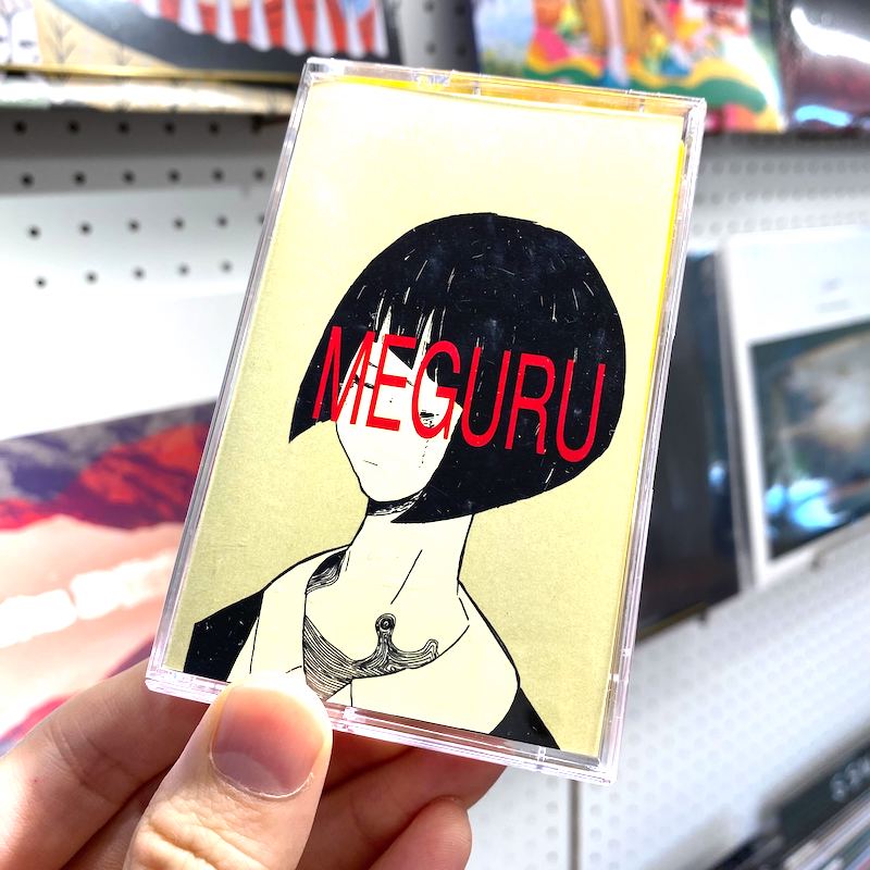 3LA_Disc's tweet photo. MEGURU / Kojika (CASSETTE)

初音ミク...ポストロック...つまりポストミック?
 2000年代ポストロックやマスロック、または同時期の邦ロックをベースにしつつも歌物ではなくあくまでギターリフ中心として構成された楽曲達はあまりにもこのジャンルを"理解"っている。

https://t.co/YdQPVGj8fB https://t.co/iTietVpyA6