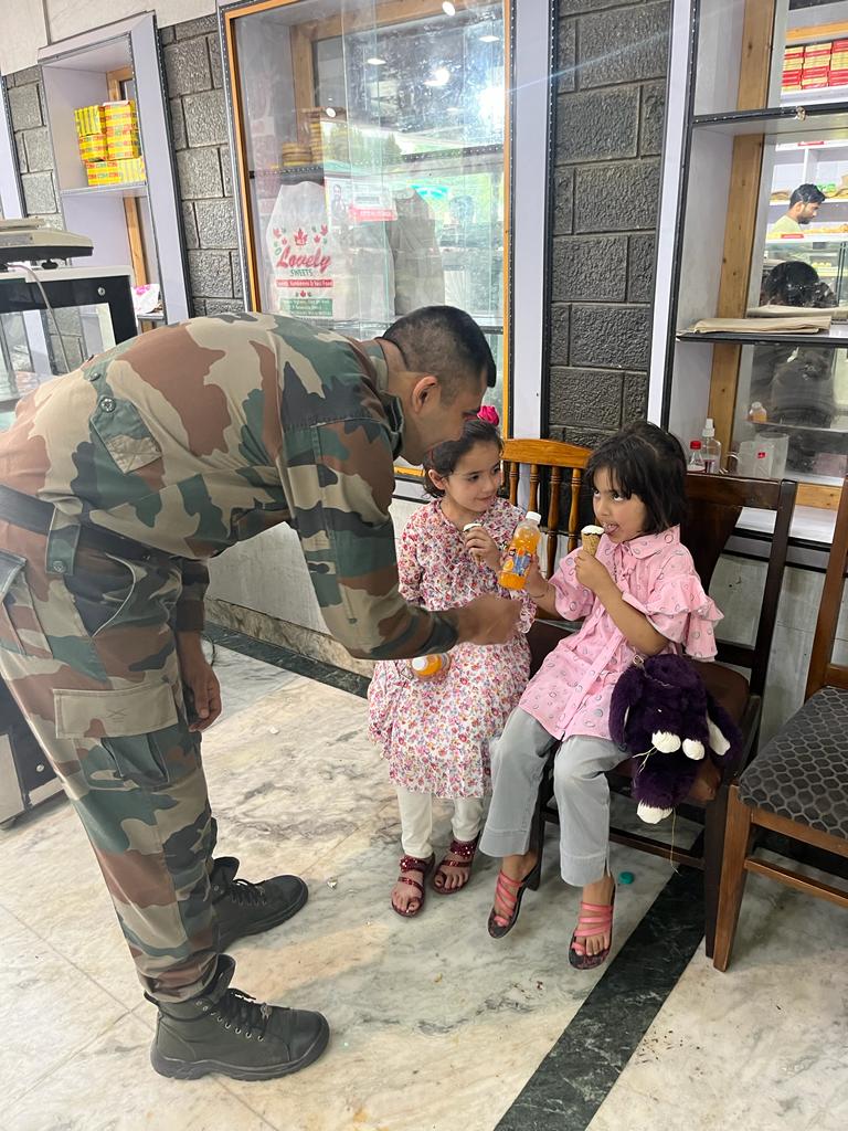 SWM_Baramulla's tweet photo. On occasion of EID ❤, sweets were distributed by the khwajabagh army camp, #Baramullarashtriyarifles 
#zahida
#sikhwarmemorial
#464646
#baramulla46
#aware Baramulla https://t.co/QUL7aNbdyH