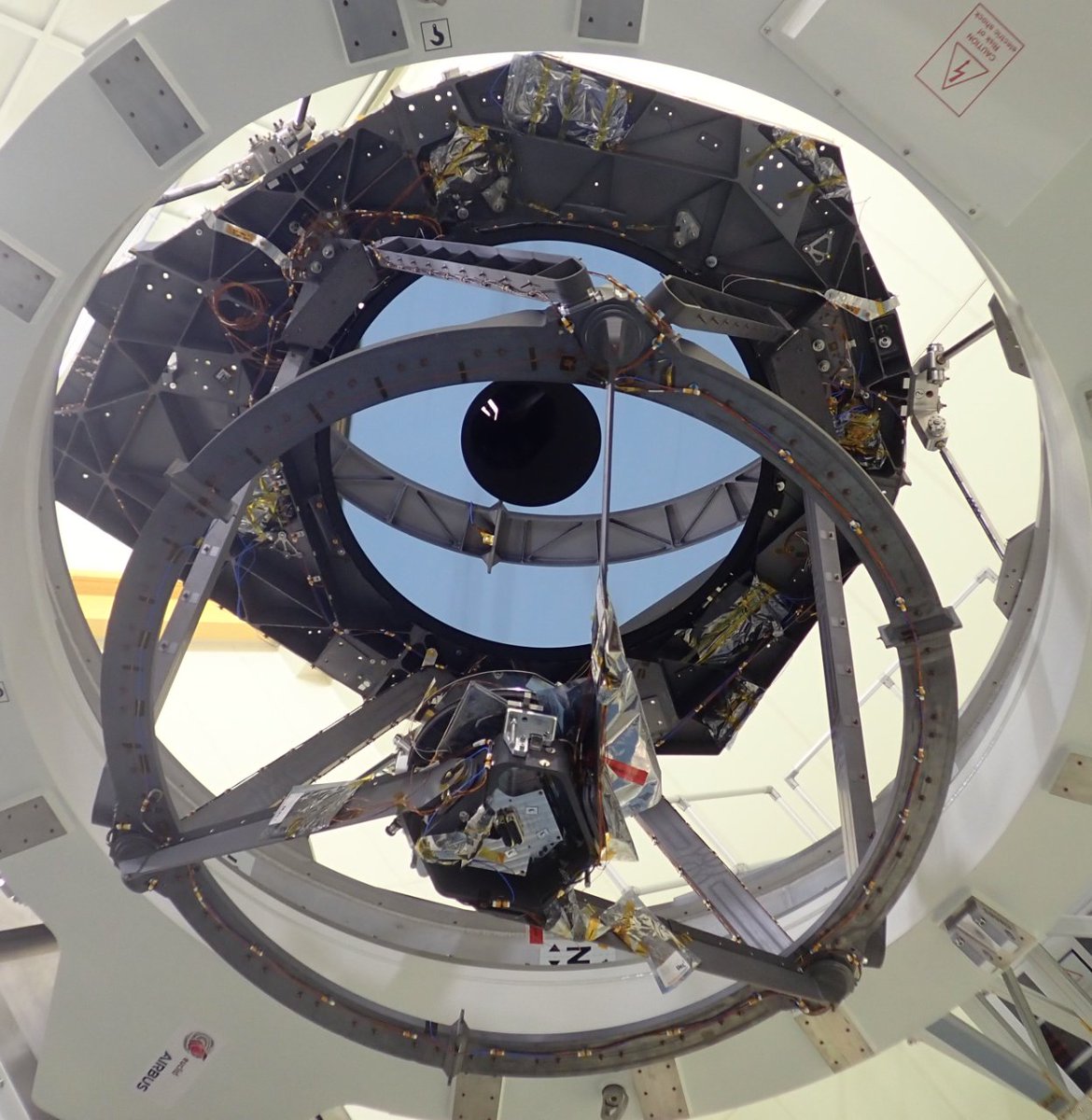 ObsCalarAlto's tweet photo. El próximo 1 de julio, la @esa transmitirá el lanzamiento del telescopio espacial Euclid , en un cohete SpaceX desde Cabo Cañaveral en Florida, a las 11:11 hora local / 16:11 BST / 17: 11 CEST. 🚀

¿Sabes qué es el telescopio Euclid y por qué es tan importante?

[+] Abro  hilo 🧵 https://t.co/9NdgOEOw44