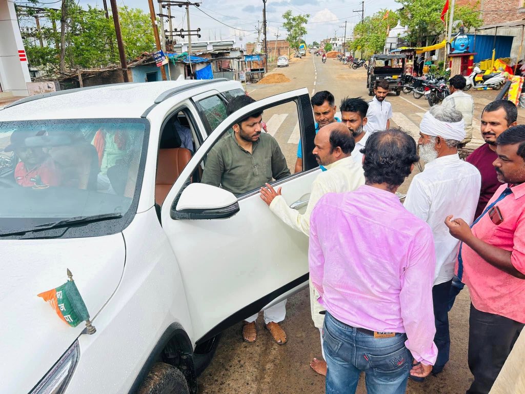 vivekgautam_bjp's tweet photo. देवतालाब विधानसभा क्षेत्र,मनिकवार बाजार में उपस्थित अपने लोगों के बीच पहुंचकर सभी का कुशल क्षेम जाना।

इस अवसर पर सभी वरिष्ठजनों से समसामयिक विषयों पर चर्चा कर स्नेहाशीष प्राप्त किया। 
#Vivekgautambjp #devtalavbjp #devtalav72 https://t.co/7LurUrm7Mb