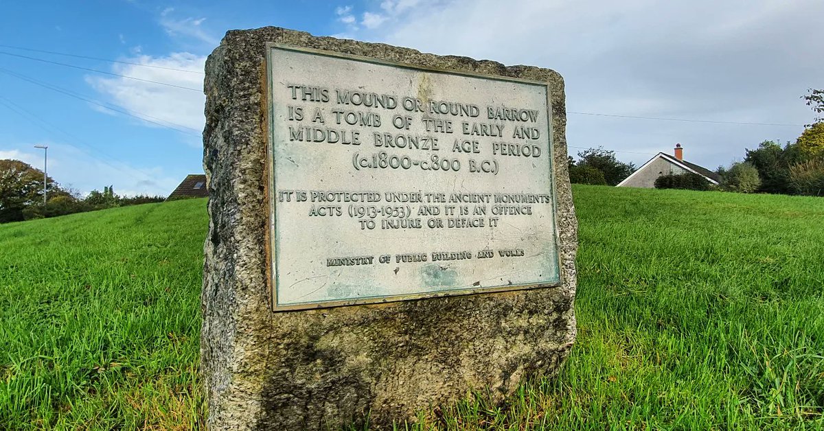 JoAtherton's tweet photo. A #BronzeAge roundhouse sleeps beneath an A39 roundabout at Carnon Downs,Cornwall (SW 79138 39561). #Tumuli clung to these hills but now only one remains at the centre of a cul-de-sac.Remarkably, the #NebraSkyDisk gold was traced here to the humble Carnon Valley #urbanprehistory https://t.co/pwEmmPdPLr