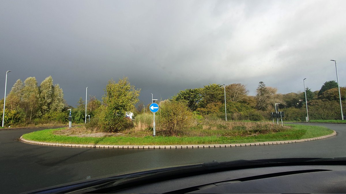 JoAtherton's tweet photo. A #BronzeAge roundhouse sleeps  beneath an A39 roundabout at Carnon Downs,Cornwall (SW 79138 39561). #Tumuli clung to these hills but now only one remains at the centre of a cul-de-sac.Remarkably, the #NebraSkyDisk gold was traced here to the humble Carnon Valley #urbanprehistory https://t.co/pwEmmPdPLr