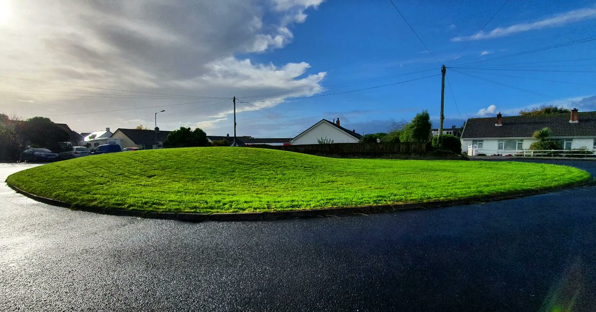 JoAtherton's tweet photo. A #BronzeAge roundhouse sleeps  beneath an A39 roundabout at Carnon Downs,Cornwall (SW 79138 39561). #Tumuli clung to these hills but now only one remains at the centre of a cul-de-sac.Remarkably, the #NebraSkyDisk gold was traced here to the humble Carnon Valley #urbanprehistory https://t.co/pwEmmPdPLr