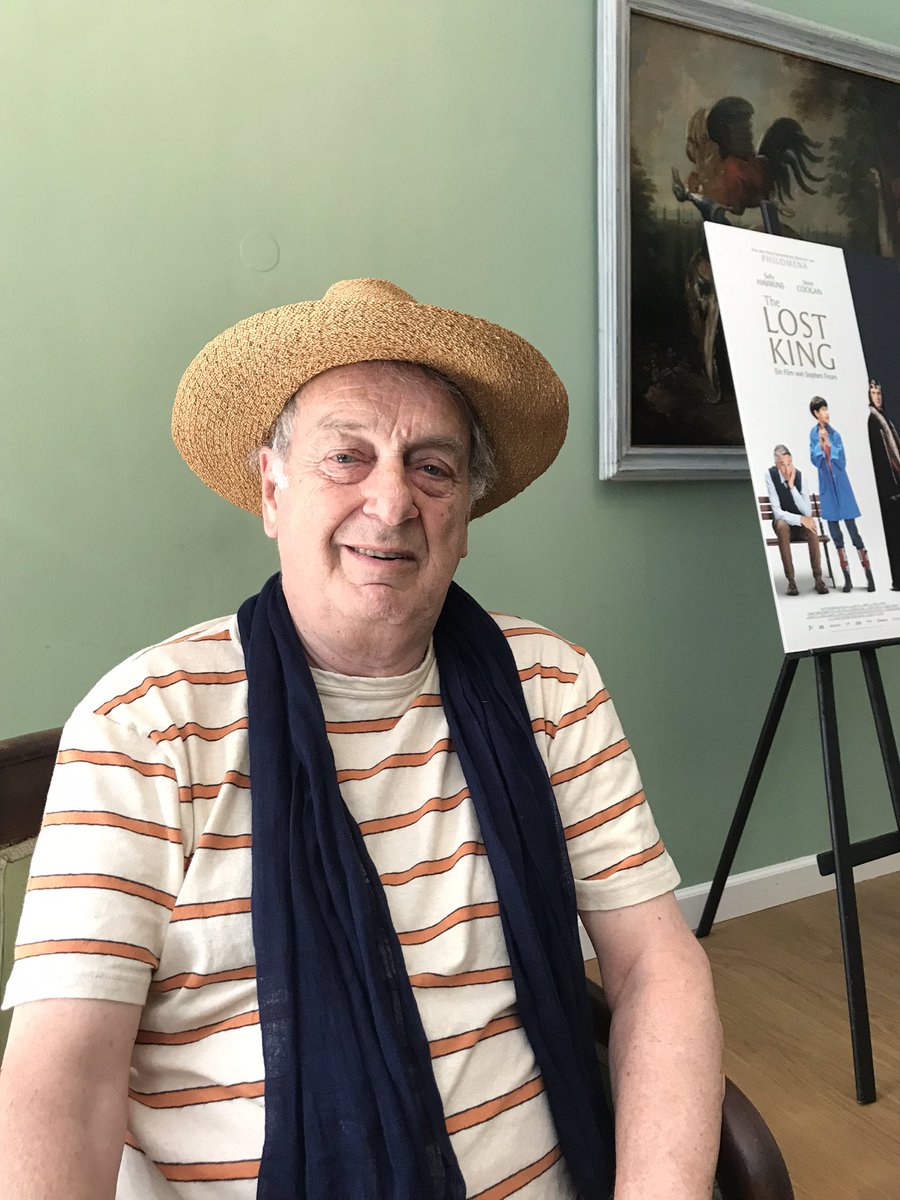 Heute habe ich #Picasso getroffen. Nein: #StephenFrears , was ja fast dasselbe ist. Darüber konnte er schon mal lachen… Bald mehr dazu <a href="/MuenchnerF/">Münchner Feuilleton</a> . (Copyright: Simon Hauck / <a href="/Simon_sieht/">Simon Hauck</a> ) #ffmuc #ffmuc23 #thelostking #germanpremiere #kinostart #bayerischerhof @filmfestmunich