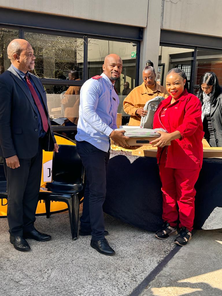 ennie_makhafola's tweet photo. ♦️In Pictures♦️

The MMC For Health and Social Development Ennie Makhafola handing over 12 Laptop to Professional Nurses at the Fourth Avenue Clinic (Alex). The city is on a quest to implement a digital health program through the e-Health programme initiative

#EFFinGovernment https://t.co/Q61uOg82Yp