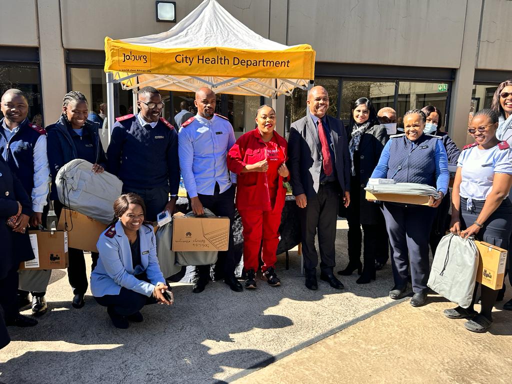 ennie_makhafola's tweet photo. ♦️In Pictures♦️

The MMC For Health and Social Development Ennie Makhafola handing over 12 Laptop to Professional Nurses at the Fourth Avenue Clinic (Alex). The city is on a quest to implement a digital health program through the e-Health programme initiative

#EFFinGovernment https://t.co/Q61uOg82Yp