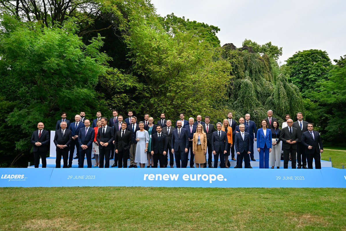 CarloCalenda's tweet photo. Oggi al Leaders' summit di @RenewEurope ci siamo confrontati sulle prossime elezioni europee. Il messaggio fondamentale è: siamo il gruppo più europeista e c’è bisogno di un’Europa più forte. Il PPE si sta spostando verso i populisti antieuropei. Senza un perno liberal-democratico i rischi per l'Ue questa volta sono giganteschi.