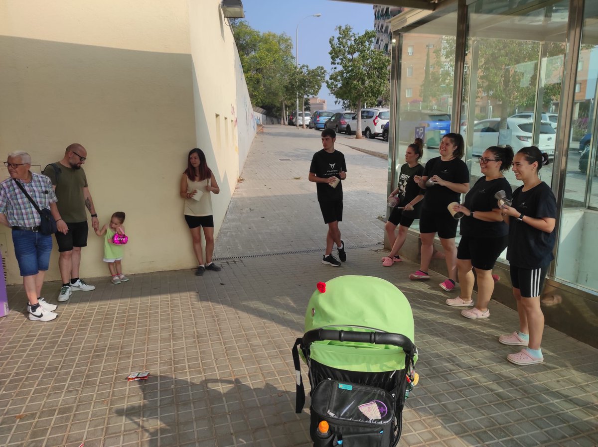 Les famílies de l'Escola Bressol Municipal Pam i Pipa de #Badalona ens sumem a les concentracions diàries de les professores i donem suport a les seves reivindicacions. A les escoles bressol s'educa, no es guarda.

"Salaris per viure, no per sobreviure". 

#0-3ConveniDigne