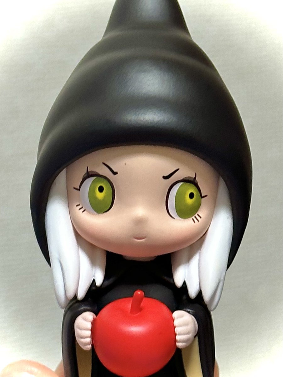 「なんだこの美少女は!!!!!!!!! 魔法の鏡さんが判定に困っちゃうだろ!!!!」|ぐっち🐍のイラスト