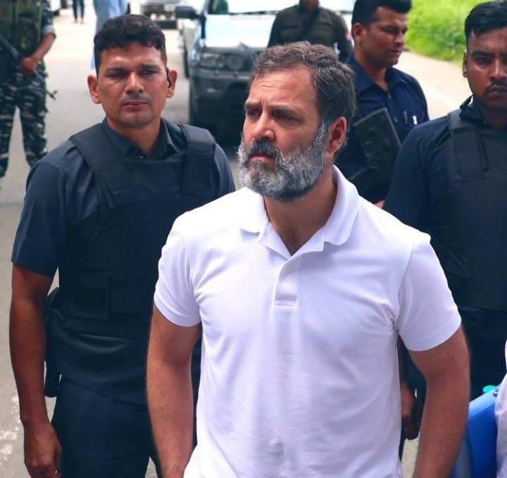 bole_bharat's tweet photo. ⏯️Modi is busy in Election campaign in Madhya Pradesh

⏯️  JP Nadda is busy in Election campaign in Rajasthan

⏯️Amit shah is busy in Election campaign in Bihar.

⏯️ Rahul Gandhi is busy meeting people   affected by community violence in Manipur.

The difference is clear
#Manipur https://t.co/caarOrn1Wx