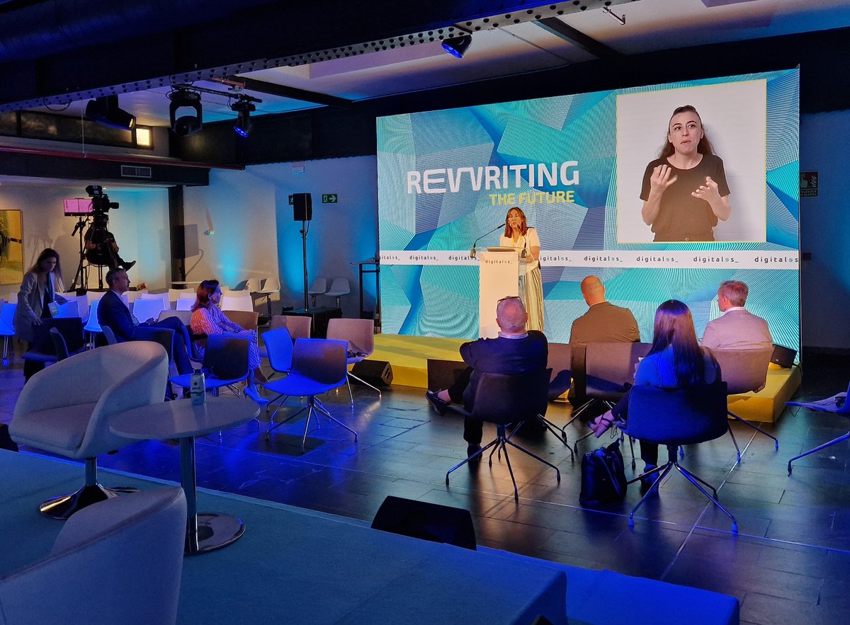 ClaraSanzL's tweet photo. El reto es hacer frente a la demanda de perfiles digitales con profesionales bien formados. 
La nueva Formación Profesional acompaña a los trabajadores con multiples formaciones ligadas a sectores emergentes y tradicionales de la nueva economía. #DigitalES2023 #rewritingthefuture https://t.co/A7UyfHNYrv