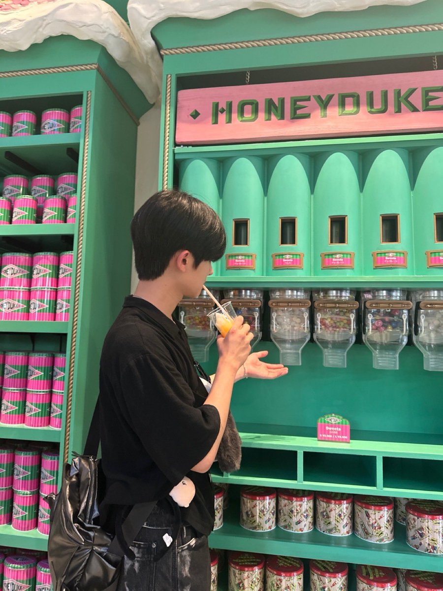 YOUNITE_twt's tweet photo. usj🎠🎡

#우노 #WOONO https://t.co/bwoXCB3OvF
