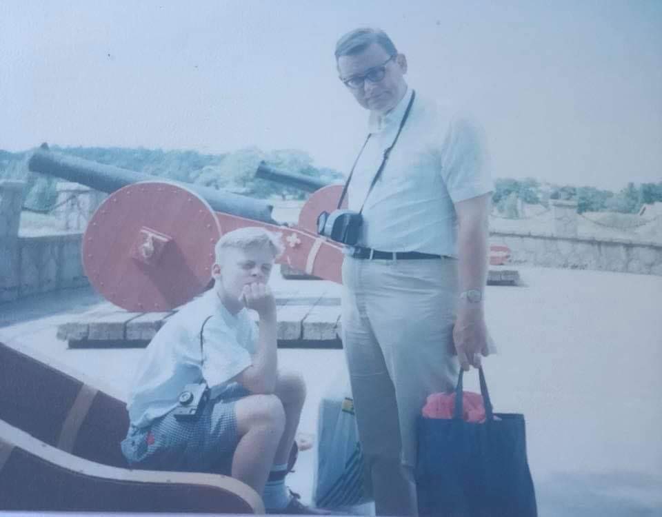 fredrikhardt's tweet image. Påminns av min bror om ett uttryck som pappa använde: ”traditioner är minnenas spaljé”. Häromdagen var det 25 år sen pappa gick bort. Men hans formulering lever kvar och gäller än! Här är vi vid Fredrikstens fästning i Halden, också det en sommartradition #pappa❤️