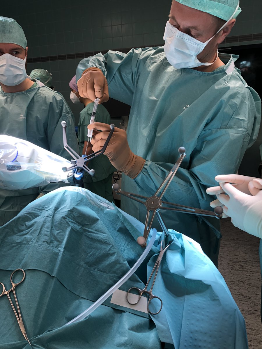 Die Universitätsmedizin #Magdeburg etabliert in der #Neurochirurgie eine wegweisende Methode, die Präzision, Effizienz und #Patientensicherheit verbessern soll. #TeamUMMD 
▶️med.uni-magdeburg.de/News/Roboteras…