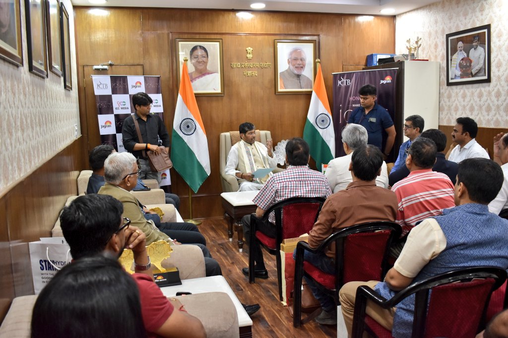 PashupatiParas's tweet photo. कल दिनांक 28 जून, 2023 को नई दिल्ली स्थित मेरे आवास पर दैनिक जागरण द्वारा का 'कॉफ़ी टेबल बुक' #MakeInIndia का लोकार्पण किया। https://t.co/FutSXN2mw4