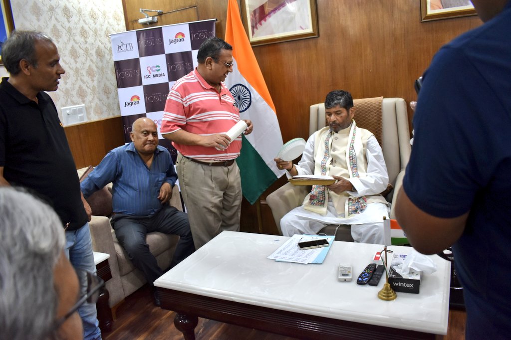 PashupatiParas's tweet photo. कल दिनांक 28 जून, 2023 को नई दिल्ली स्थित मेरे आवास पर दैनिक जागरण द्वारा का 'कॉफ़ी टेबल बुक' #MakeInIndia का लोकार्पण किया। https://t.co/FutSXN2mw4