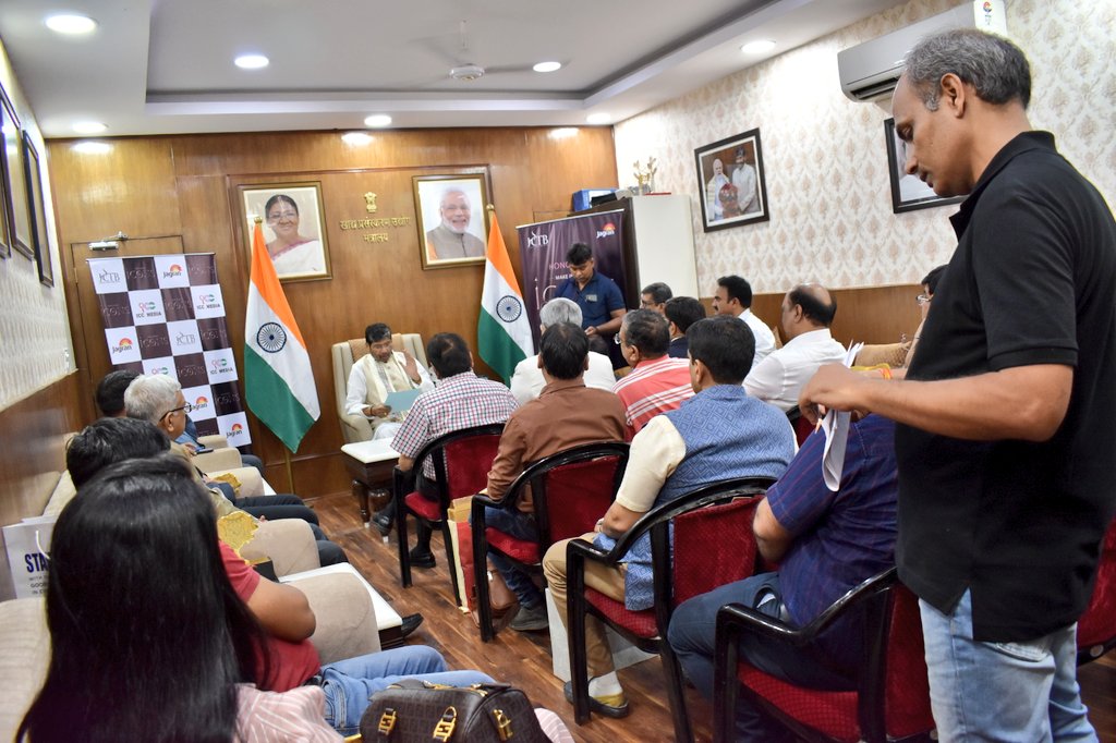 PashupatiParas's tweet photo. कल दिनांक 28 जून, 2023 को नई दिल्ली स्थित मेरे आवास पर दैनिक जागरण द्वारा का 'कॉफ़ी टेबल बुक' #MakeInIndia का लोकार्पण किया। https://t.co/FutSXN2mw4