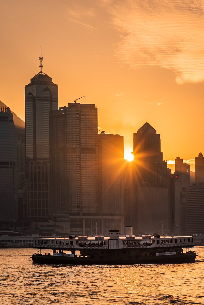 javanng's tweet photo. Chasing the golden hues of the Hong Kong skyline at sunset.
#HongKong #sunset #cityscape #vity #travelwithme #discoverhongkong https://t.co/qOd9rtbR35