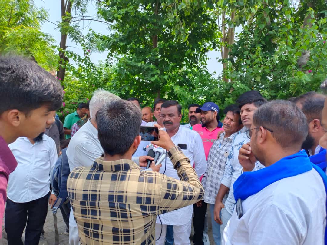 Anand_Aazad's tweet photo. जोधपुर जिलामुख्यालय पर @Bhimarmy_BEM और @ASP4Rajasthan के जिले के पदाधिकारियों और कार्यकर्ताओं के साथ @BhimArmyChief  पर सहारनपुर में  हुए जानलेवा हमले के विरोध में प्रदर्शन कर मुख्य्मंत्री योगी का पुतला जला कर ज्ञापन दिया| #Security_For_BhimArmyChief #भीमआर्मी_जिंदाबाद https://t.co/yk8PgNPaMI
