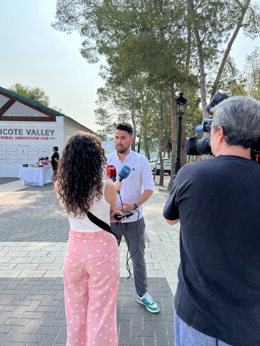 RicoteValleyHub's tweet photo. Ayer recibimos el #PremioEmprendimientoRural del #ProgramaLEADER 🤩
Queremos agradecer a @MunicipiosDel y @caixabank por su incansable apoyo al emprendimiento en zonas rurales. 🌱💙
¡Enhorabuena también a los demás emprendedores que han sido premiados! 👏 https://t.co/KG71C3UHHZ