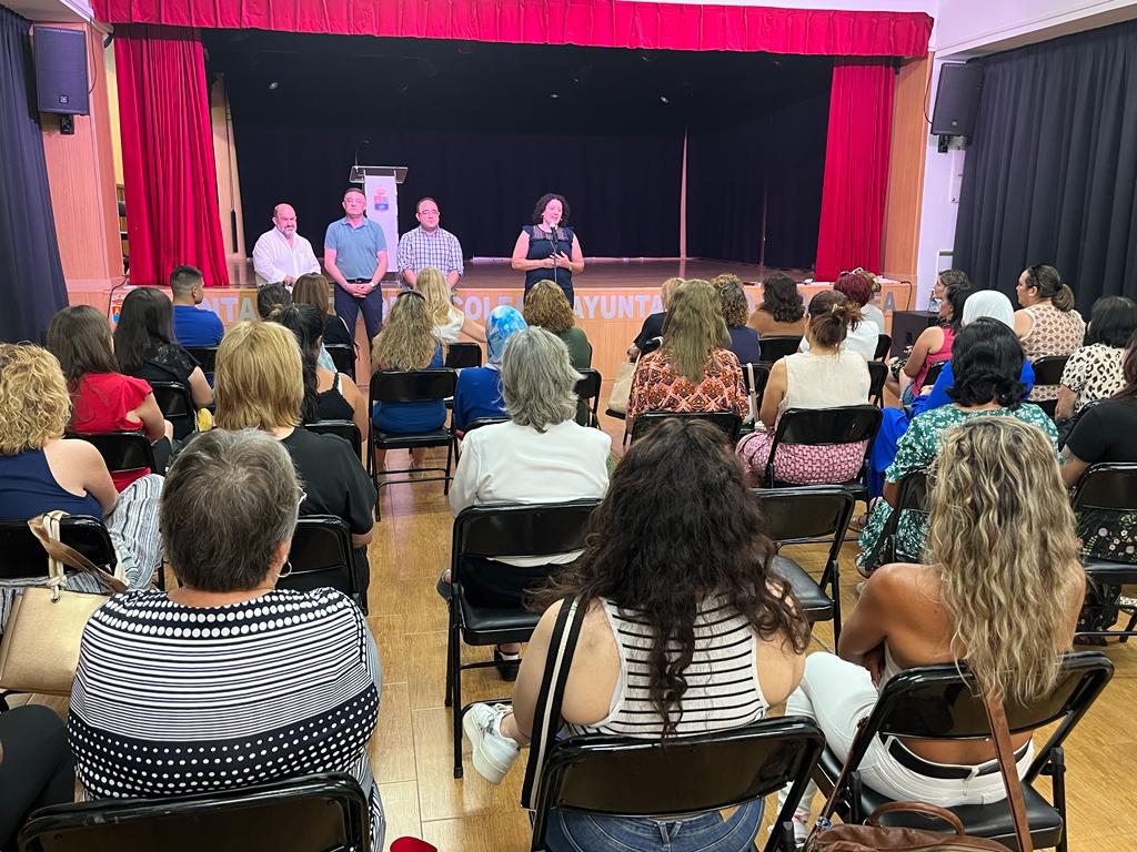 dipalme_almeria's tweet photo. 🔼Hacemos entrega en #Alcolea de los diplomas a las participantes en el Programa de #Empleo dirigido a mujeres rurales

💻La diputada Noelia Rodríguez, junto a varios alcaldes, ha entregado las credenciales de captación a las mujeres👩‍👩‍👧‍👧que se han formado en informática y empleo https://t.co/qJSes6bbzY