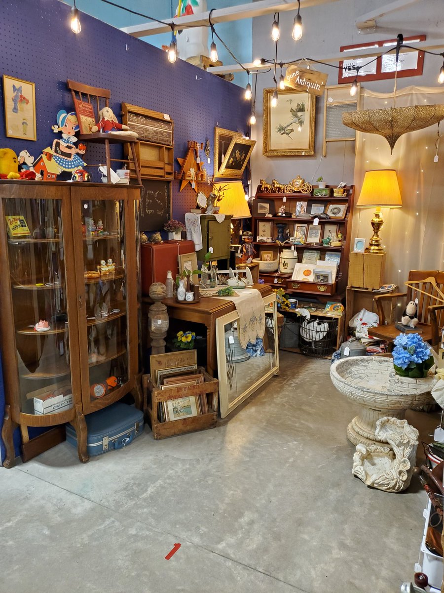 FarmAntiques's tweet photo. Please join us in sending happy birthday wishes to Derek, of @FairOaksAntique! In booths #1, 25a, #26, &amp; #27 (vendor code YES), you'll find true antiques mixed with vintage vinyl records, collectible magazines, and retro radios. https://t.co/ah1E1E3O5T