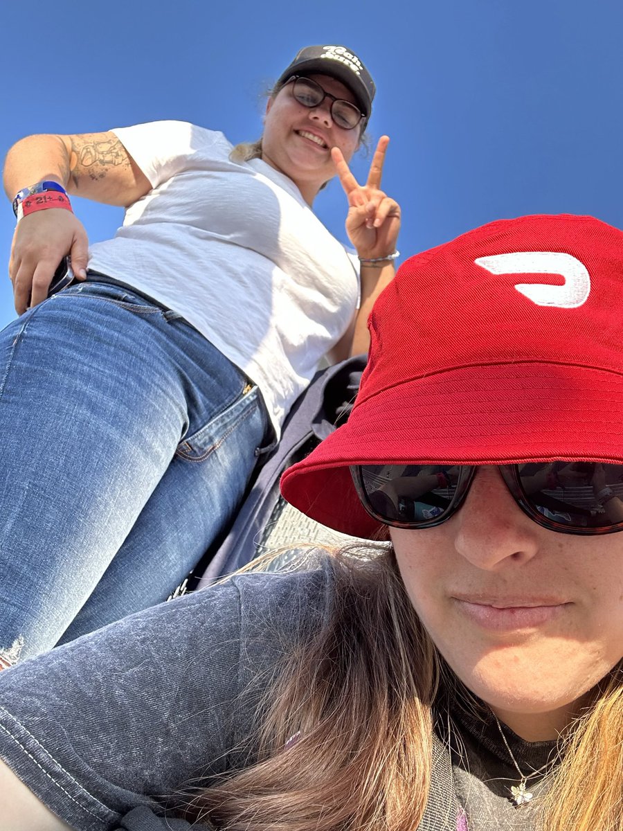 fletchdaddyy's tweet photo. happy birthday to the dumbest bitch in this dysfunctional house @findingjazzmynn (whose never gonna see this and she deleted twitter 🙄) https://t.co/r2bT8Fd1hp