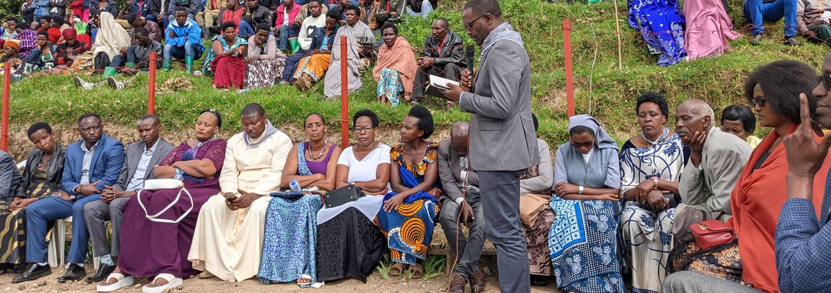 JustinNsengima's tweet photo. #Kwibuka29 .uyu munsi umurenge wa #Karago,akagali ka #KABUSORO,I Kagohe mu karere ka @NyabihuDistrict Turi mugikorwa cyo kwibuka abatutsi basaga 75 bishwe bazira jenoside ya korewe abatutsi mu 1994  @Unity_MemoryRw @BahoNtaganira @HarelimanaAK @IngabireImma @KARANGWASewase https://t.co/676Dotv9a6
