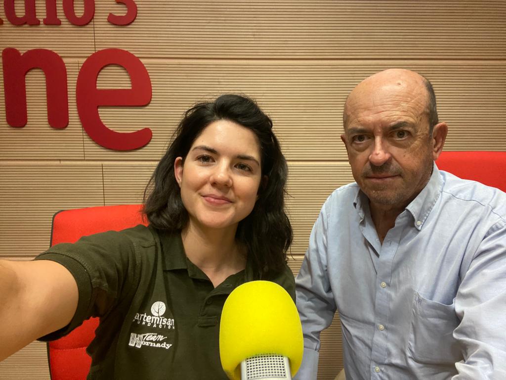 f_artemisan's tweet photo. 🎙📻 Nuestra compañera Raquel Castillo ha estado hoy en @rne hablando sobre su experiencia como investigadora y sobre el Observatorio Cinegético, entre otros proyectos científicos en los que el sector cinegético y el mundo rural están volcados. ¡Grande! 👏 https://t.co/TwxKSVPZ3Y
