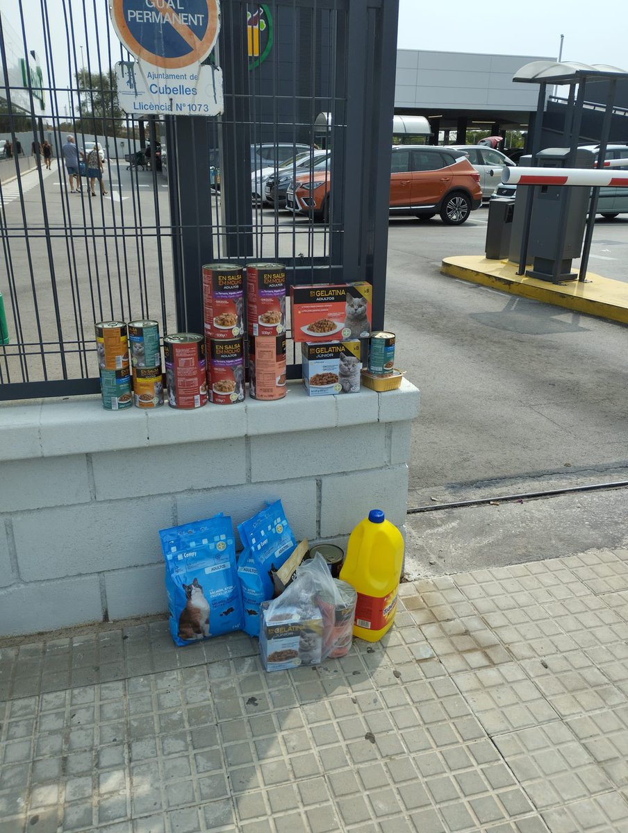 amparito1201's tweet photo. situación desagradable  hoy en @Mercadona  Cubelles. Somos una protectora de animales, hemos ido al recinto a pedir colaboración, nos han echado, aceptable pero poco ético. Una vez fuera de su recinto nos han increpado para marchar. Hemos  tenido q abandonar “ la calle “ . https://t.co/PhiEeSI0X4