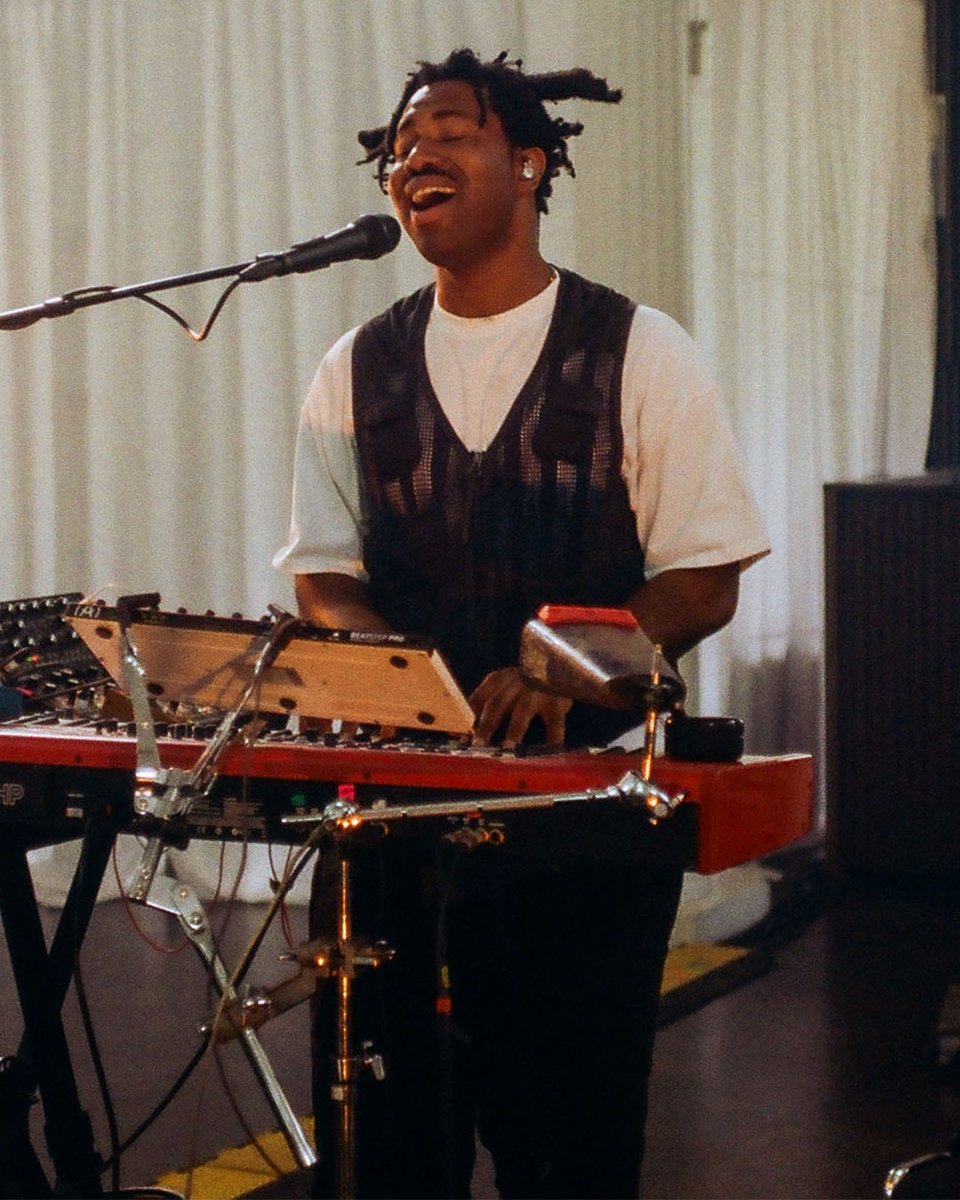 young_'s tweet photo. .@sampha - Satellite Business transmissions are live 🛰️

📷: @aliyahotchere https://t.co/hCtJ7HDb1h
