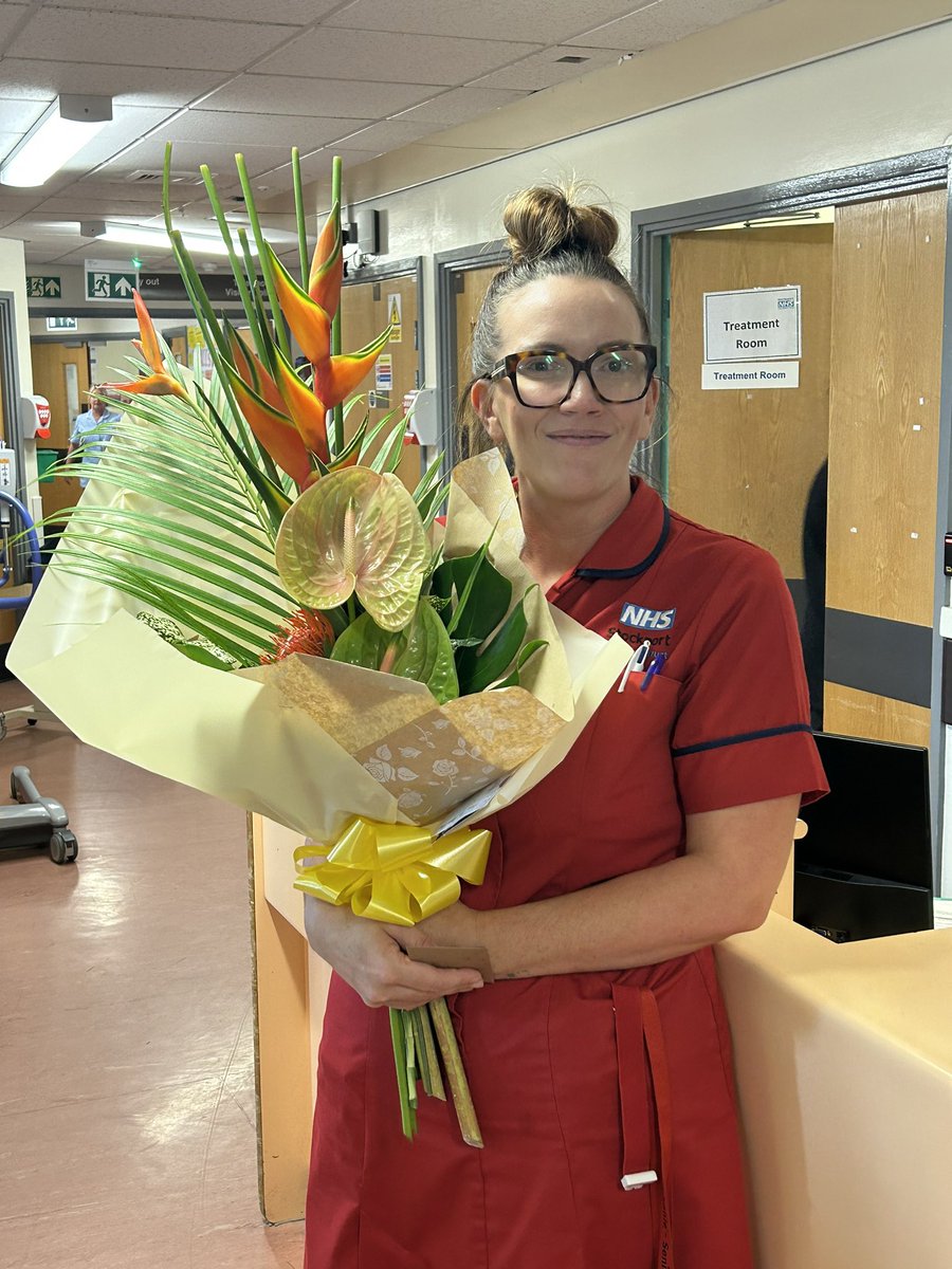 The Gastro nursing team have put their hands in their pockets and got the biggest bunch of flowers for our amazing supportive ward manager. Who’s has been a rock for us all during these challenging few weeks. Thank you for everything sister. @ChrisOL05142560 @hatchell_karen