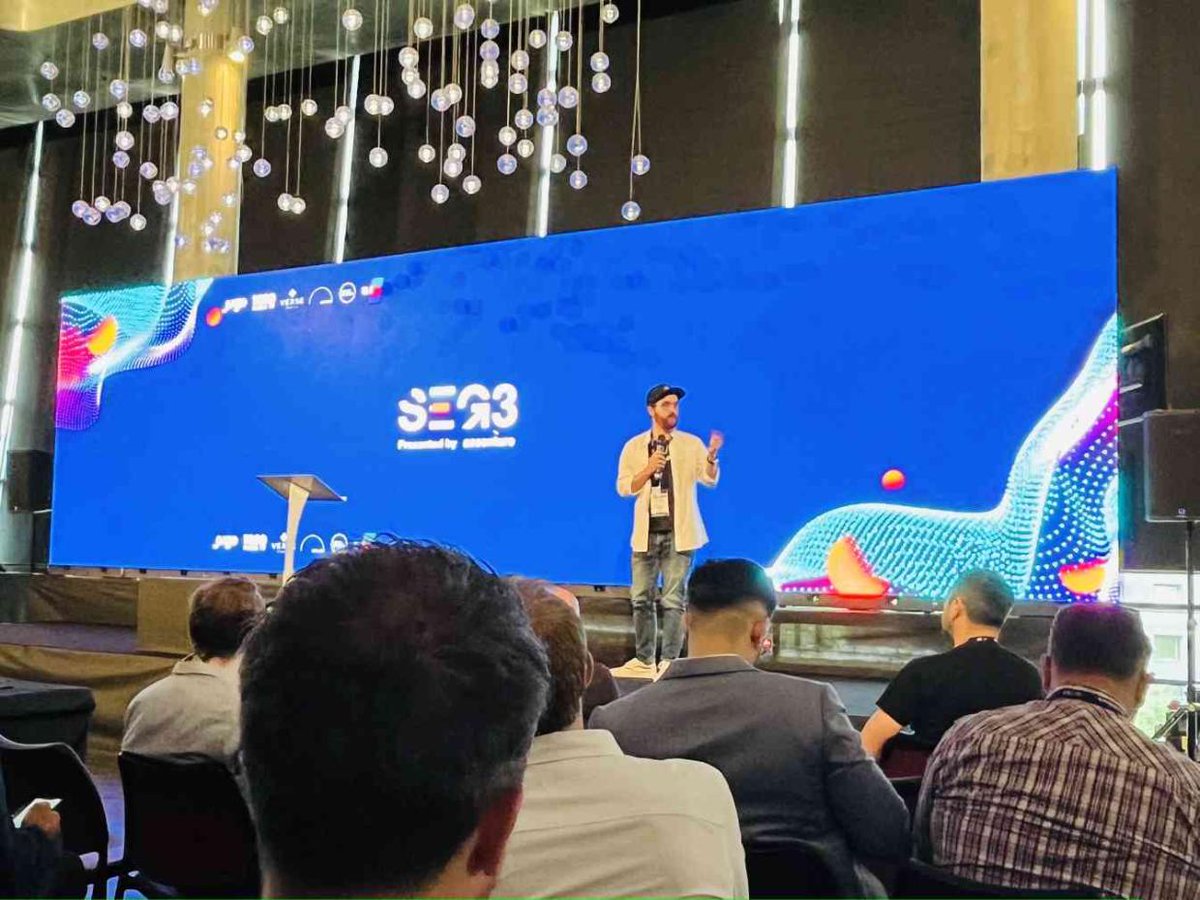 CrowdclassNFTs's tweet photo. Our CEO @surfas0x delivering some #Crowdclass direct-2-fan #engagement magic to the incredible @_SEG3_ audience🪄 https://t.co/X0pndCrePR