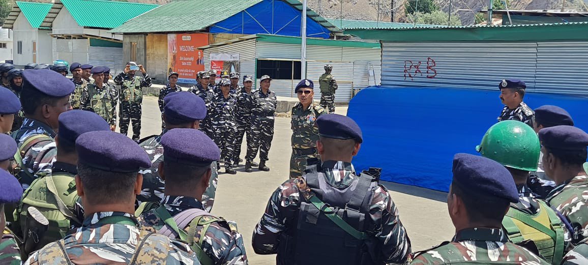Inspector General, #CRPF Srinagar Sector, reviewed the camp and Yatra Convoy Route security along  the #Baltal Axis. He briefed personnel about the security aspects and boosted their morale for a 62 day long Yatra. #SANJY2023
<a href="/JKZONECRPF/">J&K ZONE</a> <a href="/ANI/">ANI</a>