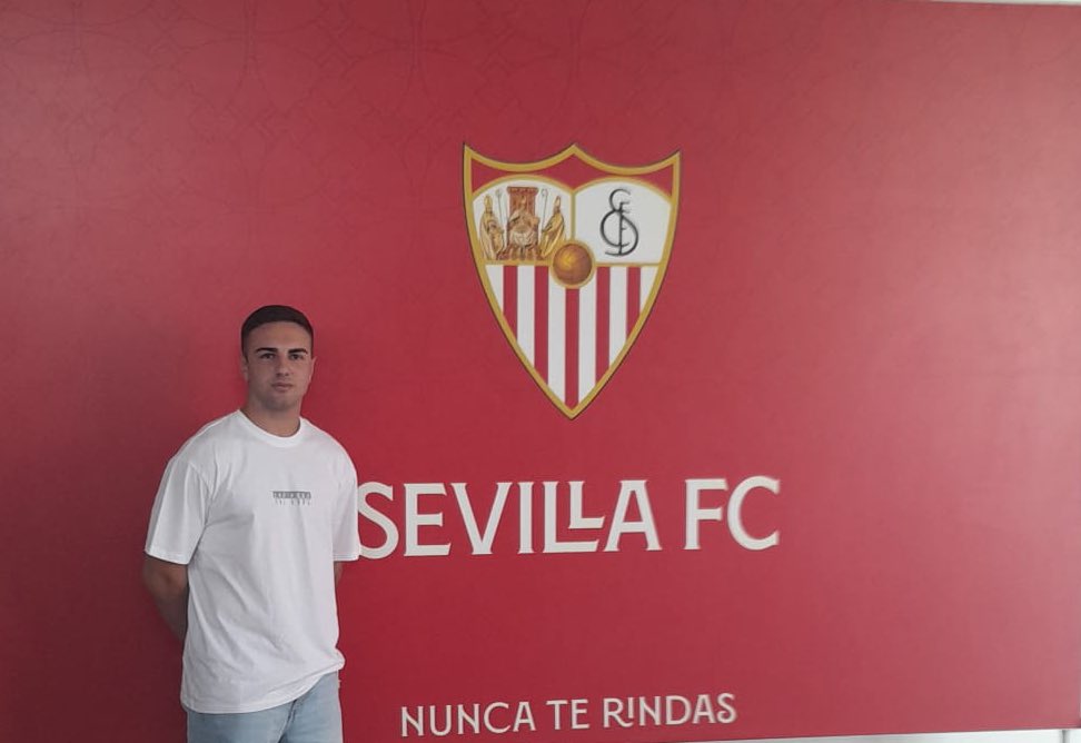 CanteraSFC's tweet photo. 🖊️ Después de firmar una gran temporada como capitán del #SevillaFCJuvA, sumando además su debut con la elástica del #SevillaAtlético, Sergio Martínez renueva por tres temporada. ⚪️🔴

🏃‍♂️ El defensa sevillista completará además la pretemporada con el filial

#CanteraSevillaFC https://t.co/nVEDoEidQW