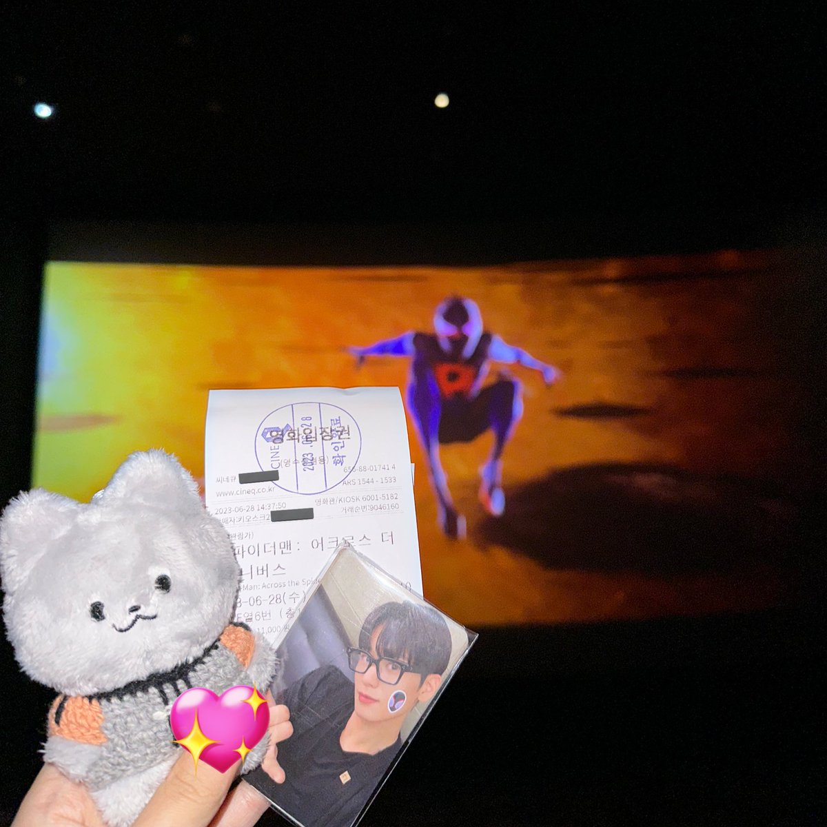 jy2_115's tweet photo. @IST_THEBOYZ 평소에 스파이더맨을 너무 좋아하는데요..
스파이더맨과 더보이즈의 만남..///😻
너무 재밌게 보고왔습니당 
관람하면서 더보이즈가 추천해준 오스트도 생각나고 더빙한 장면에서도 생각나서 웃었어요😹 다음편도 기다려져용

#더비야_넌나의_스어유야 #스파이더보이즈 #스파이더맨어크로스더유니버스 https://t.co/ROd2ulmce0