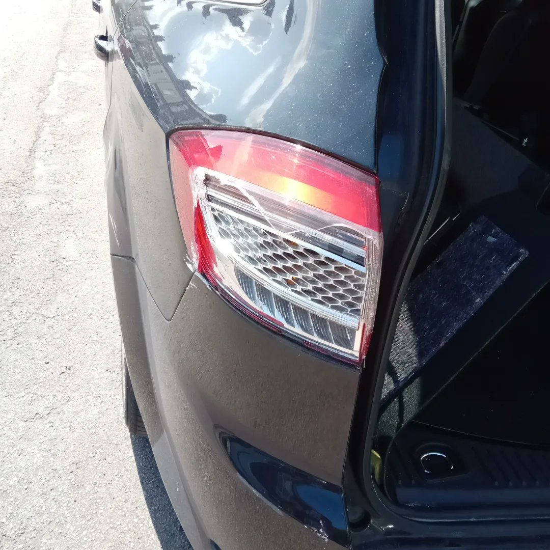 BrianMidlands's tweet photo. Ford Mondeo 2012 rear light replacement https://t.co/peTZ23Stfu