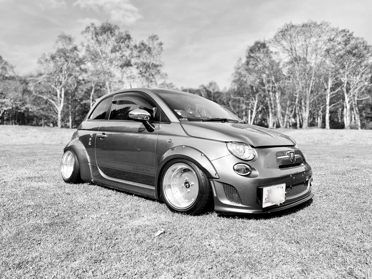 mjzism's tweet photo. #モノクロにするとカッコ良く見える魔法がかかる

#abarth #abarth595  #abarth500 #fiat #アバルト #アバルト595 #オーバーフェンダー  #overfender #スピードスター  #マーク1 #深リム #ssr #mk1  #バッドフェイスボンネット ＃エアサス https://t.co/MjOCubkZ8D