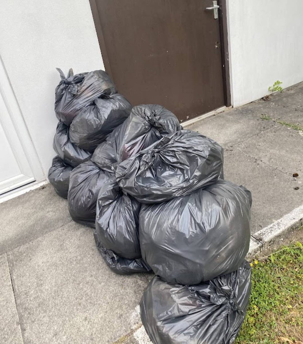CMCWales's tweet photo. Another generous 60kg collection from #Blackwood this morning from one of our lovely customers. The funds raised from this collection will go towards helping @alzheimerssoc with the wonderful work they do. #Wales #Alzheimers #Dementia #Charity #ClothesCollection https://t.co/PKbmVzb4Gm
