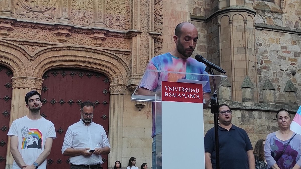 sas_usal's tweet photo. 📷 Algunas imágenes del evento de celebración del #Orgullo 🏳️‍🌈🏳️‍⚧️ que tuvo lugar la tarde de ayer en el Patio de Escuelas. Mucha gente acudió a celebrar y revindicar con nosotros, ¡no podía ser de otra manera! 🤩

¡Batucada, lectura de manifiestos y DJ! Lo pasamos en grande 😁 https://t.co/gFWM6hIzM4