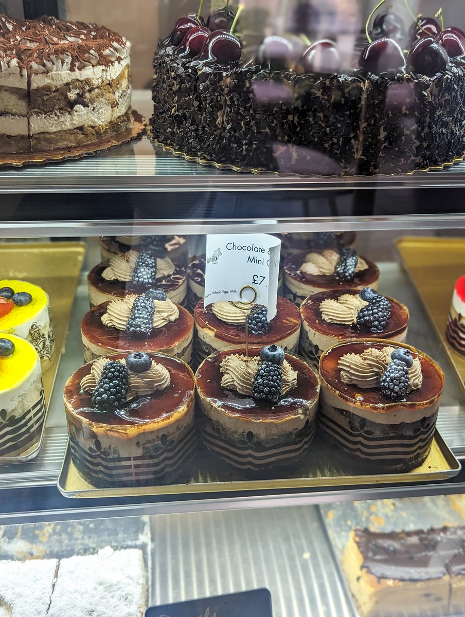 Face2FaceDirect's tweet image. There's a brand new cute cake shop in town 🧁

Vanilla Cakes is a patisserie at 25 High Street Maidenhead, selling pretty cakes with an Instagrammable pink &amp;amp; green decor. I visited yesterday &amp;amp; they gifted me a delicious tiramisu.

A new business to support 🙌

#supportlocal