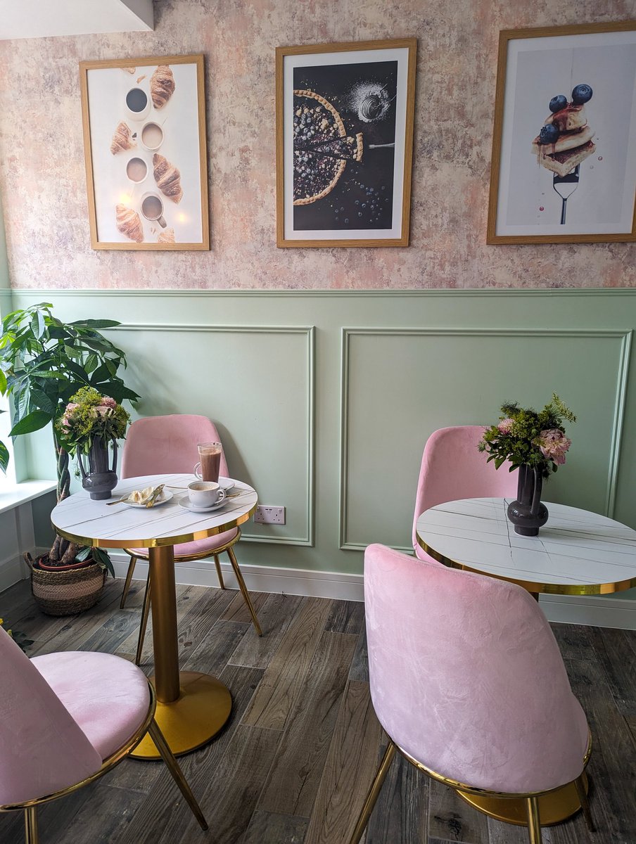 Face2FaceDirect's tweet image. There's a brand new cute cake shop in town 🧁

Vanilla Cakes is a patisserie at 25 High Street Maidenhead, selling pretty cakes with an Instagrammable pink &amp;amp; green decor. I visited yesterday &amp;amp; they gifted me a delicious tiramisu.

A new business to support 🙌

#supportlocal