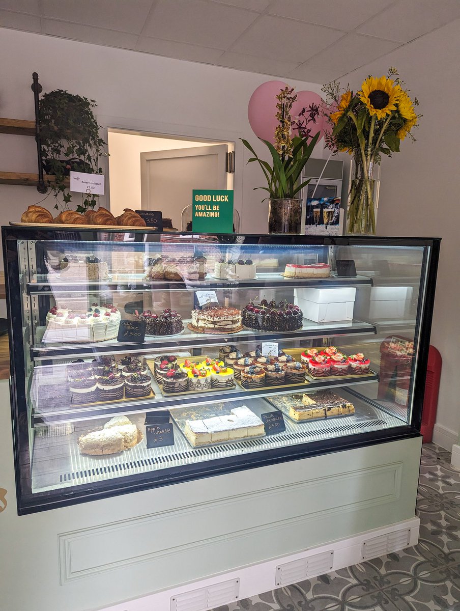Face2FaceDirect's tweet image. There's a brand new cute cake shop in town 🧁

Vanilla Cakes is a patisserie at 25 High Street Maidenhead, selling pretty cakes with an Instagrammable pink &amp;amp; green decor. I visited yesterday &amp;amp; they gifted me a delicious tiramisu.

A new business to support 🙌

#supportlocal